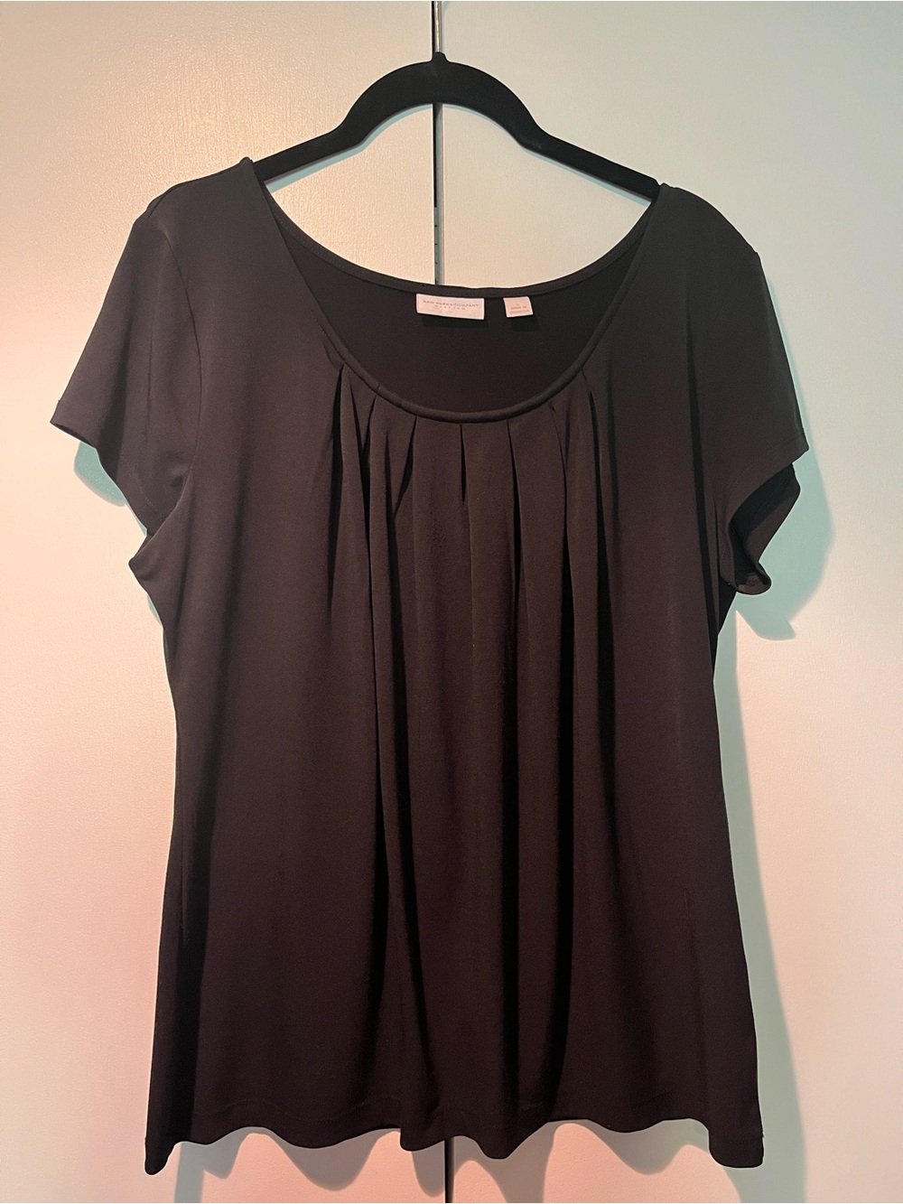 New York & Company Black Short Sleeve Pleated Scoop Neck Top